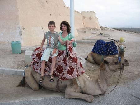 je vais visiter essaouira avec cette jeune femme et son fils,po sur le dromadaire biensur,lol
