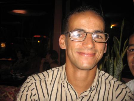 HAKIM:un animateur ds l'hotel AL MOGGAR mais aussi il s'occupe du serviette du piscine,pr louer une serviette il faut donner 100dh,et qu'on tu rend la serviette ,tu peu prendre ton arge