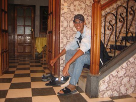 issam ds sa maison entrin de s'habiller pr sortir